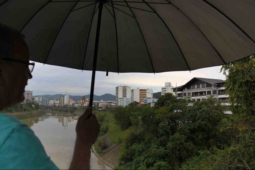 Rio Itajaí-Açu em dia nublado - foto de Jaime Batista