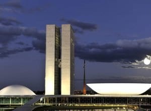 Congresso Nacional do Brasil em noite de lua cheia - foto de Rodolfo Stuckert