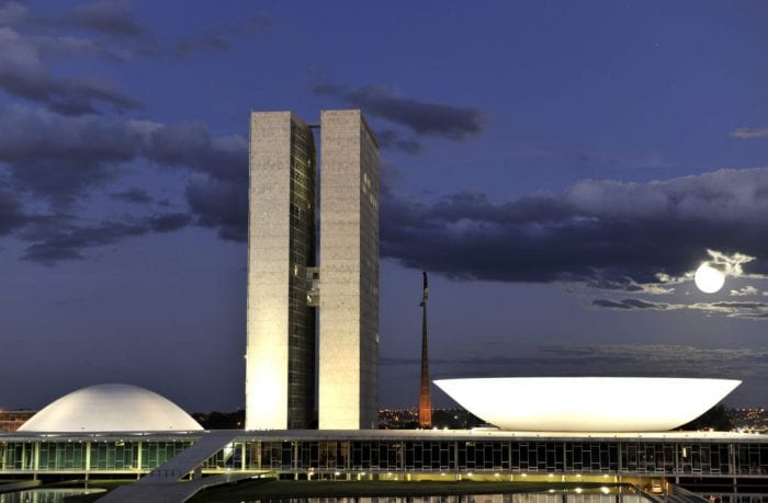 Congresso Nacional do Brasil em noite de lua cheia - foto de Rodolfo Stuckert