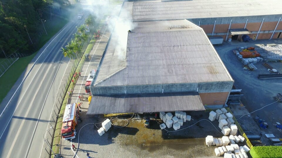 Incêndio atinge galpão da indústria Karsten de Blumenau (Luiz Fernando Gonçalves da Luz)