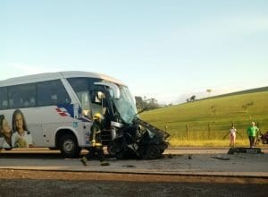 Colisão entre carro e ônibus na BR-470 em Indaial (Evandro Corbari/Leitor)