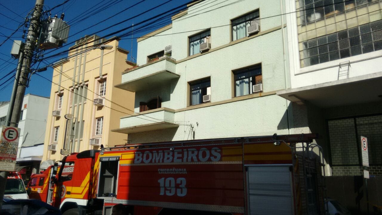 Prédio registro novo incêndio na Rua Ângelo Dias, no Centro de Blumenau (Cristiano Silva/Menina FM)