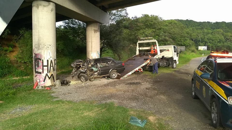 Parte frontal do veículo foi destruída na colisão (Belmiro Avancini)