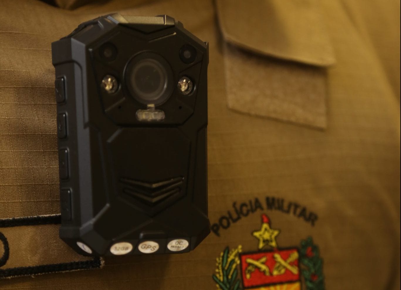 Os policiais contarão com câmeras fixadas nos uniformes, o que vai aumentar a transparência das ações (Jeferson Baldo/Secom)