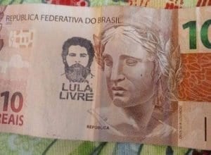Circulam na internet fotos de cédulas de real rasuradas com a imagem do ex-presidente Lula