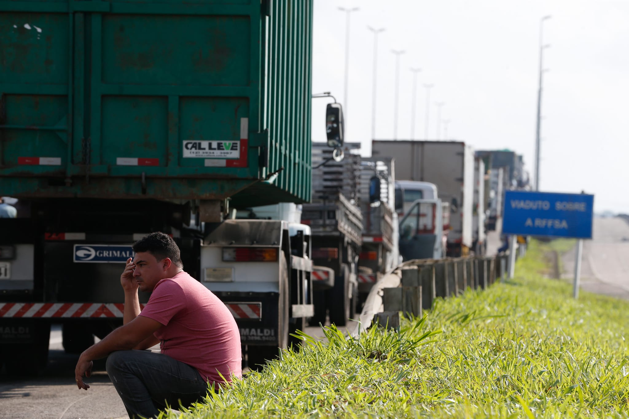 Paralisação dos caminhoneiros na Rodovia Presidente Dutra, no Rio de Janeiro (Tânia Rêgo - Agência Brasil)