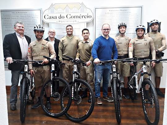 Casa do Comércio, CDL Blumenau e Sindilojas doam seis bicicletas à Polícia Militar