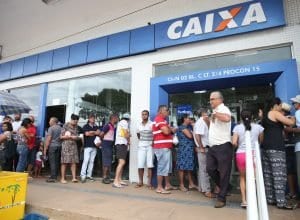 Pessoas em fila para sacar benefícios sociais - foto de Antonio Cruz/Agência Brasil