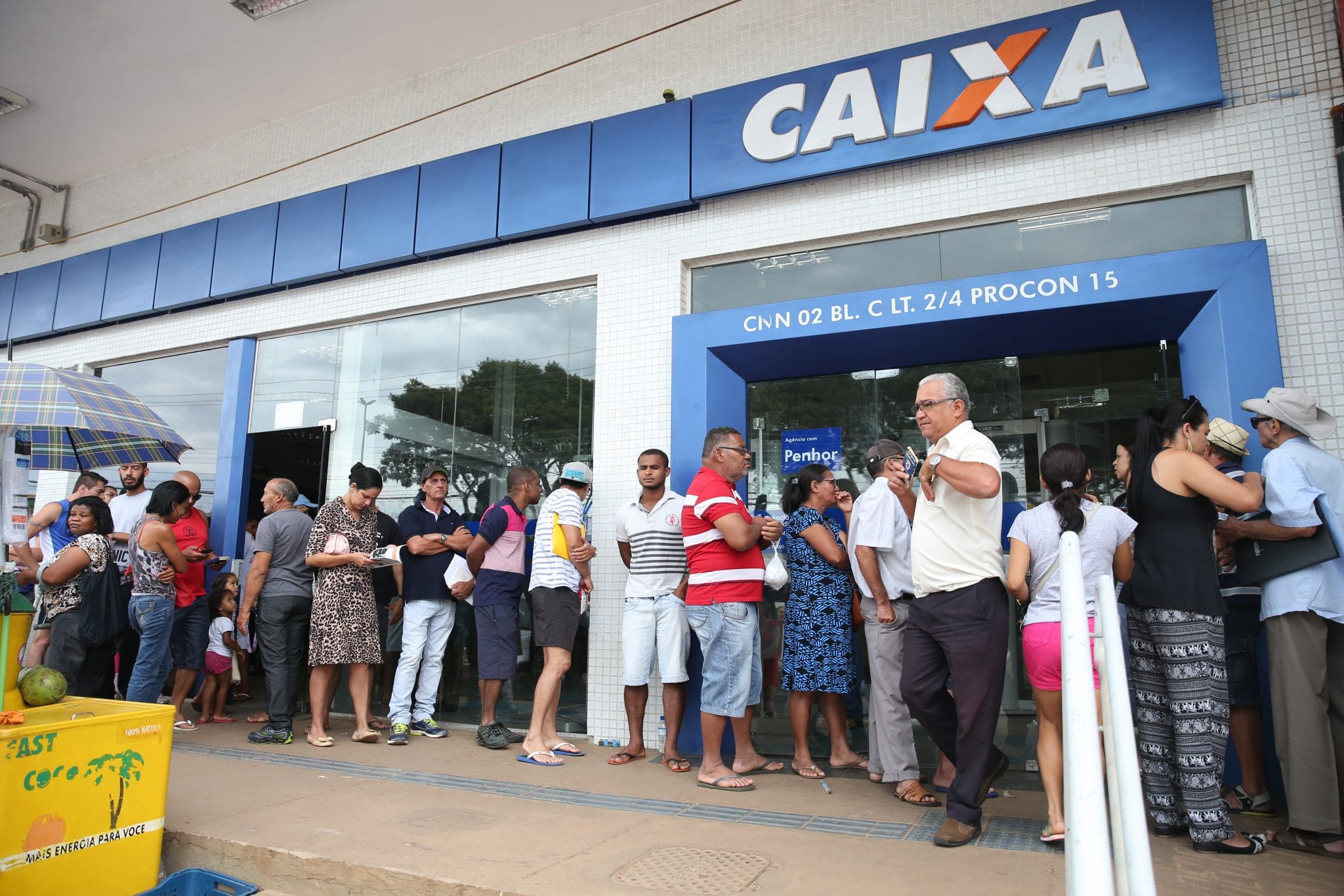 Pessoas em fila para sacar benefícios sociais - foto de Antonio Cruz/Agência Brasil