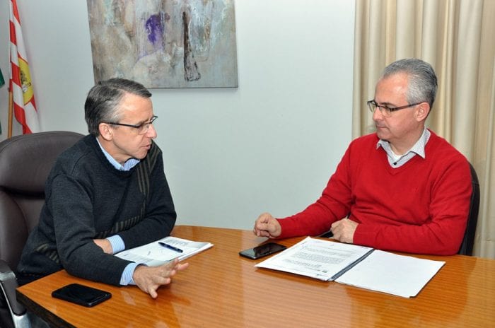Prefeito Mário Hildebrandt e presidente do Seterb Marcelo Altoff em reunião (Eraldo Schnaider - PMB)