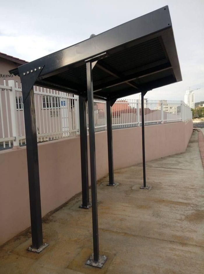 Novo abrigo de ponto de ônibus inacabado é criticado nas rede socais