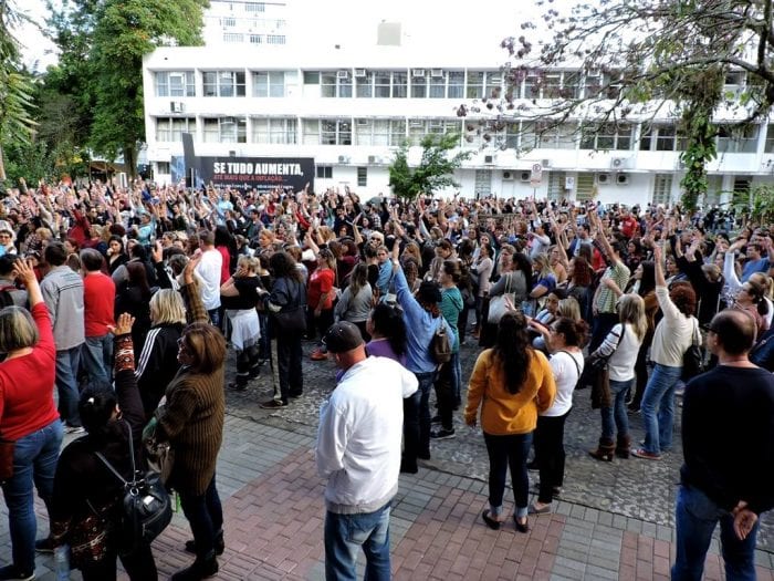 Protesto dos servidores públicos em frente a Prefeitura de Blumenau (Sintraseb)