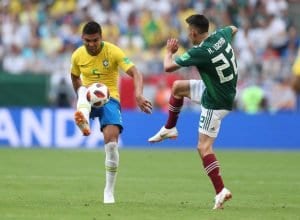 Casemiro disputa bola com jogador mexicano (CBF)