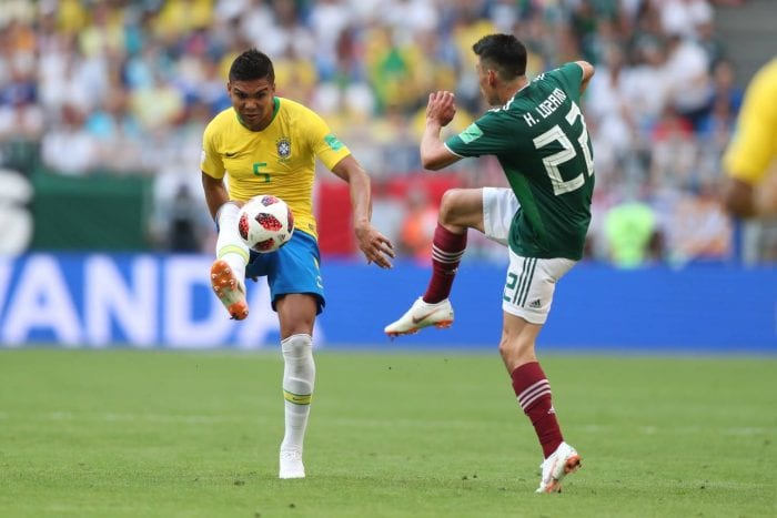 Casemiro disputa bola com jogador mexicano (CBF)