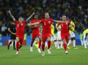 Seleção inglesa comemora classificação ao vencer a Colômbia