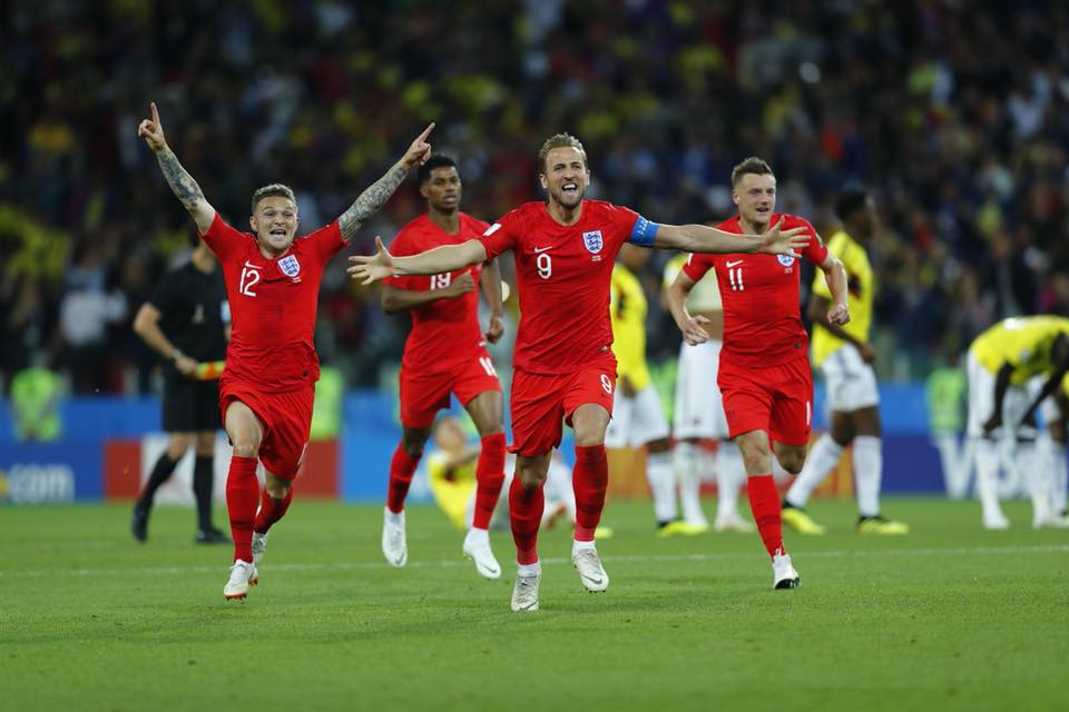 Seleção inglesa comemora classificação ao vencer a Colômbia