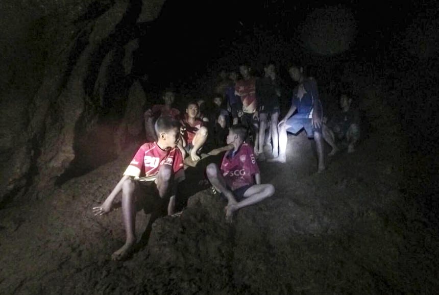 Jovens dentro da caverna Tham Luang