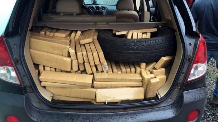 Centenas de tabletes de maconha estavam em um carro e dentro de uma residência (PRF/SC)