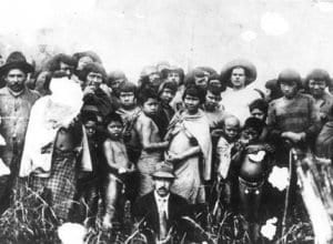 Indígenas e o pacificador Eduardo Lima e Silva Hoerthann, à direita de chapéu (Museu Eduardo de Lima e Silva Hoerhann)