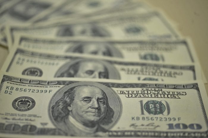 O dólar abriu hoje (8) em baixa cotado a R$ 3,745 para a venda (Arquivo/Agência Brasil)