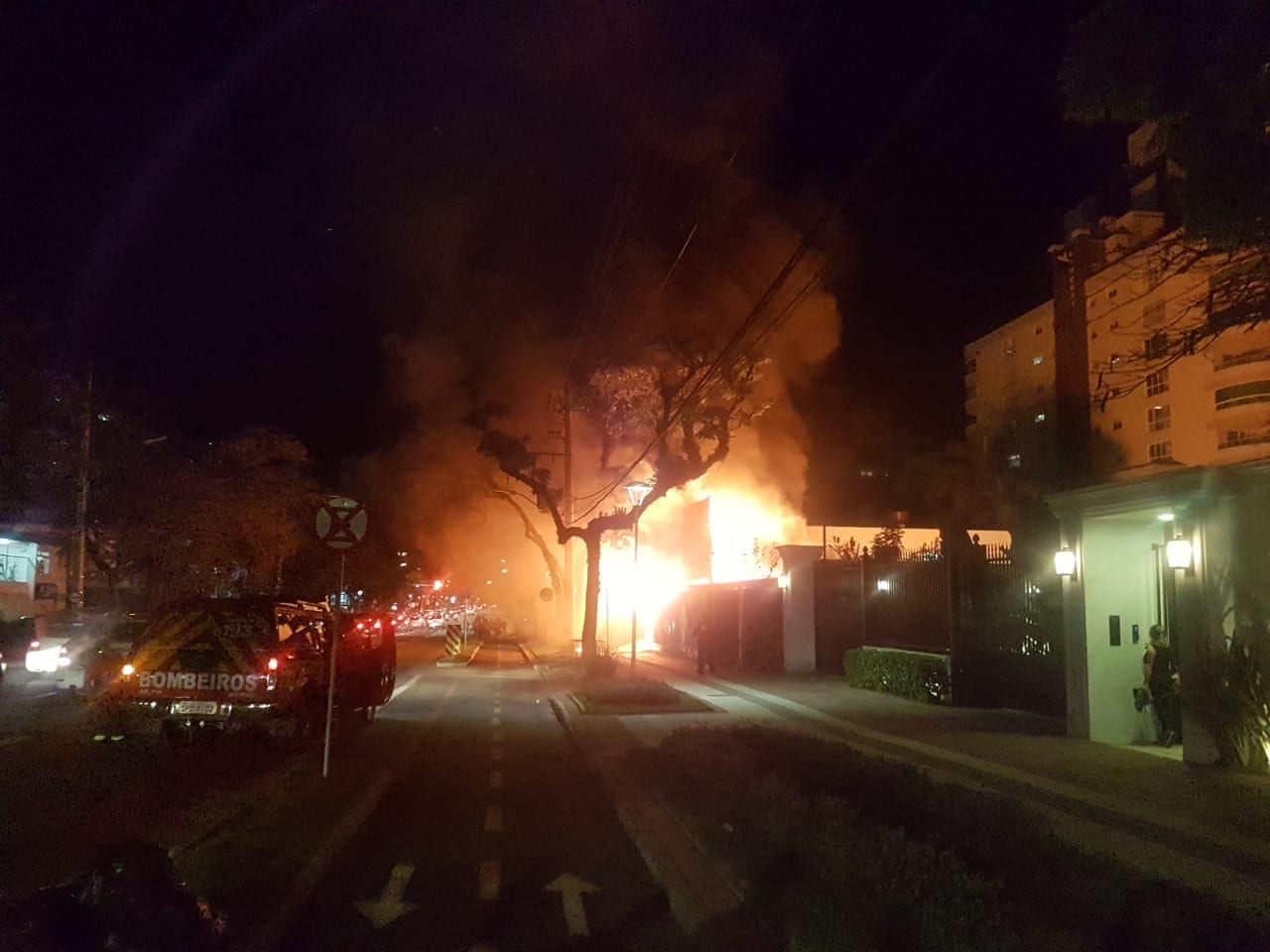Incêndio atinge canteiro de obras de prédio na Alameda Rio Branco (Leonardo Alegri/Especial)