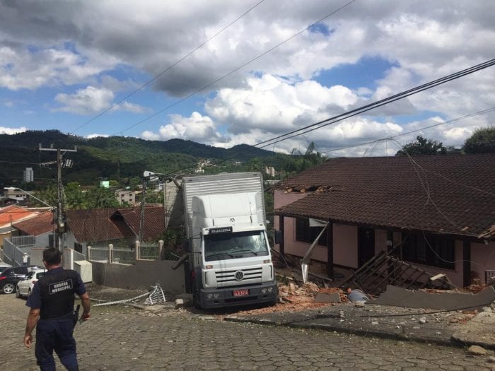 Caminhão invade terreno de residência no bairro Itoupava Central (GM Figueiredo)