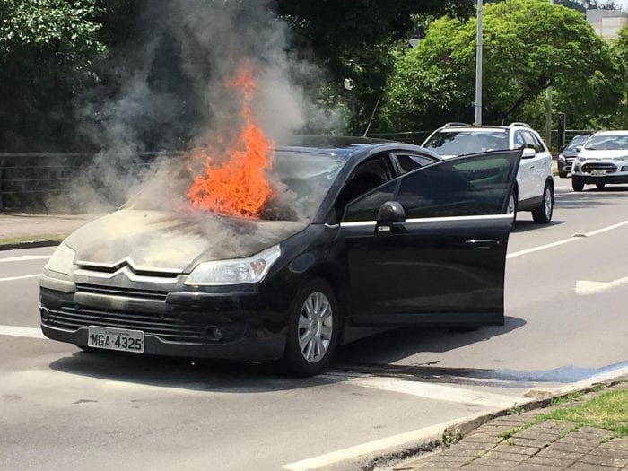 Veículo Citroën foi parcialmente destruído pelo incêndio (Cristiano Baifus)