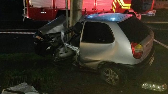 Veículo foi destruído ao colidir com poste (Sérgio Luiz Bagattoli)