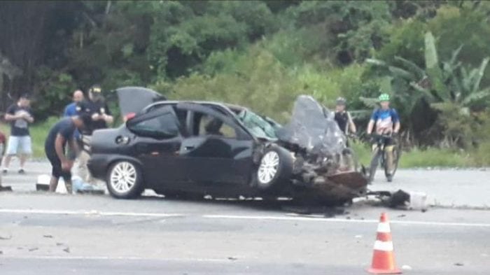 Veículo Corsa foi parcialmente destruído na colisão (Leitor/Especial)