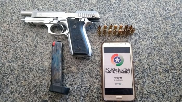 Pistola calibre 380 encontrada com aluno de medicina da Furb
