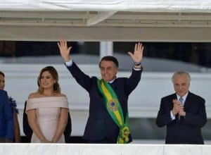 Presidente Jair Bolsonaro saúda o povo depois de receber a faixa presidencial (Marcelo Camargo/Agência Brasil)