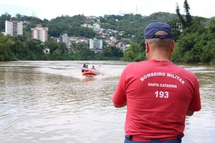 Bombeiros atuam em resgate de atleta no Rio Itajai-Açu - foto de Jefferson Santos/Notícias Vale do Itajaí