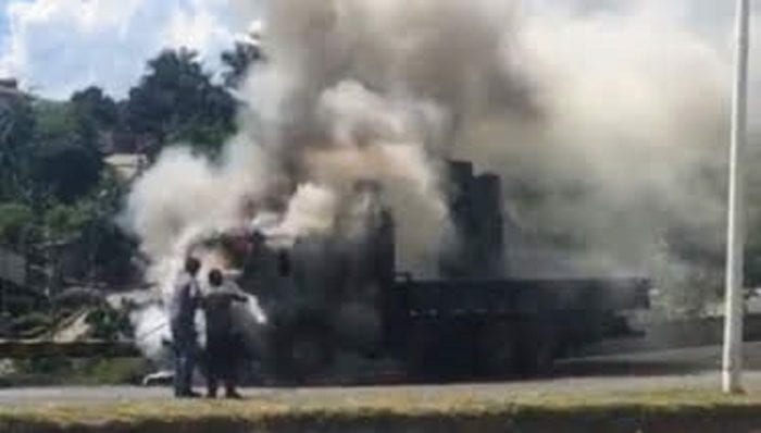 Motoristas combatem as chamas antes da chegada dos bombeiros - foto de Juliana Souza
