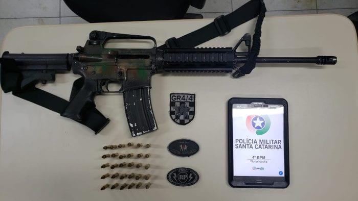 Fuzil AR-15 recolhido pela Polícia Militar em Florianópolis