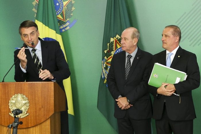 Presidente Bolsonaro afirmou que decreto devolve ao povo liberdade de decidir sobre armas - foto de Marcelo Camargo/Agência Brasil