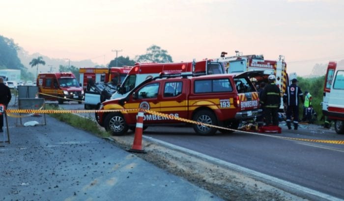 Viaturas no atendimento a acidente na BR-470 - foto de Jefferson Santos/Notícias Vale do Itajaí
