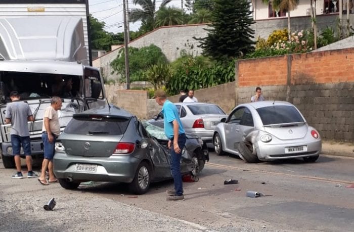 Dois veículos e um caminhão se envolveram no acidente - foto do leitor