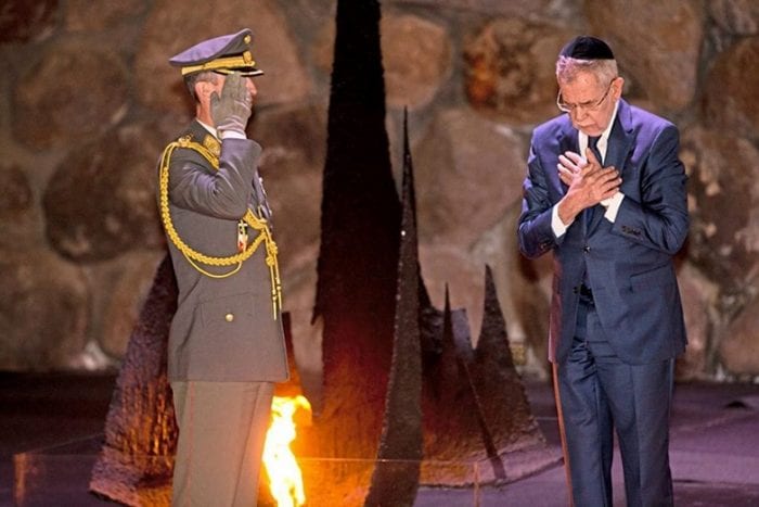 JAMAIS ESQUECER - "A Áustria reconhece a sua responsabilidade pelas atrocidades inomináveis do Holocausto, bem como a nossa obrigação para garantir que, nunca se esqueça os crimes cometidos. Holocausto Nunca Mais!”. Presidente Van der Bellen.