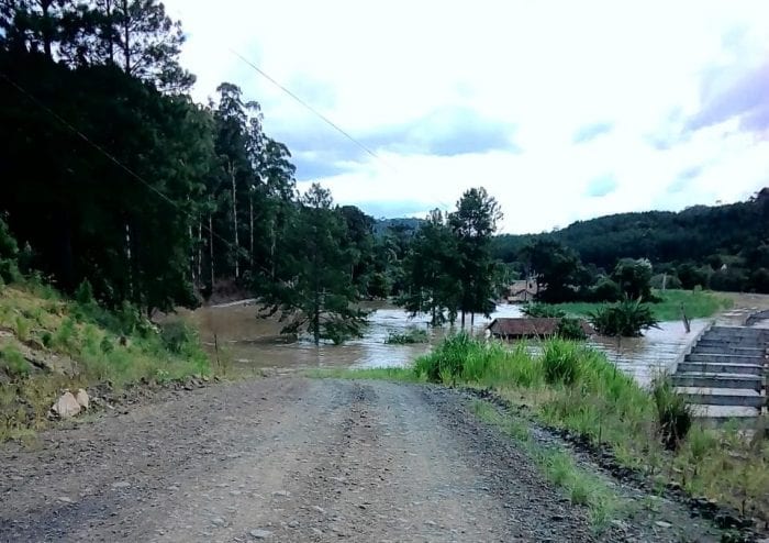 Canal de barragem se rompe em Taió, Santa Catarina - foto da Educadora FM