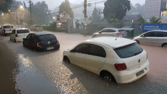 Carros ficaram parcialmente submersos na Rua Getúlio Vargas, no Centro - foto de Leonardo Alegri