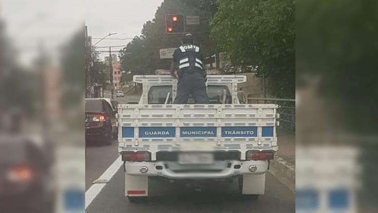 Guarda de Trânsito é flagrado na carroceria de caminhonete - foto das redes sociais