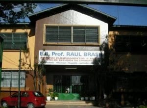 Fachada da Escola Estadual Prof. Raul Brasil, em Suzano (SP) - foto de Google Street View