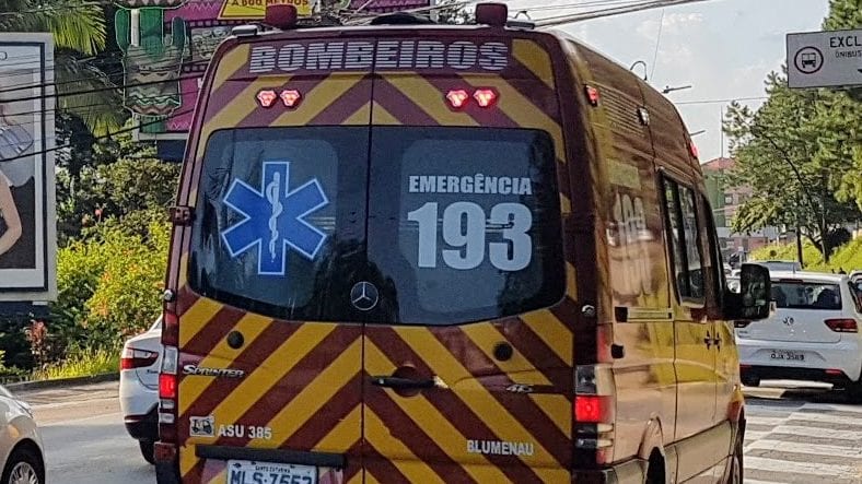Ambulância do Corpo de Bombeiros Militar - foto de Farol Blumenau