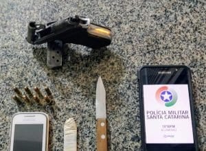 Celular, faca e uma arma de fogo foram apreendidas - foto da PMSC