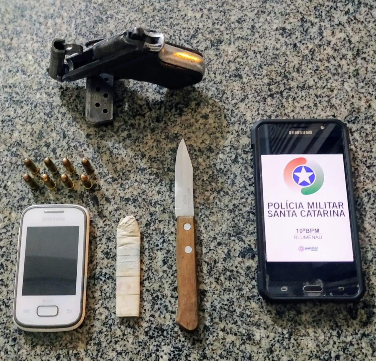 Celular, faca e uma arma de fogo foram apreendidas - foto da PMSC