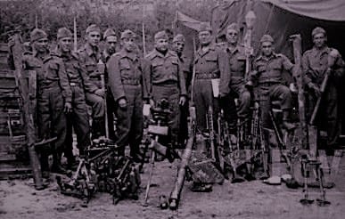 ARMAS CAPTURADAS – Primeiro comandante do 32° Batalhão de Caçadores, Tenente Coronel Floriano de Lima Brayner e outros integrantes da FEB com armas capturadas de soldados alemães em Monte Castelo, Itália. Abril de 1945 - foto da FGV.
