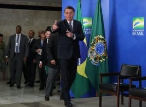 Presidente da República Jair Bolsonaro assina o Decreto que revoga o Horário de Verão - foto de Marcos Corrêa/PR
