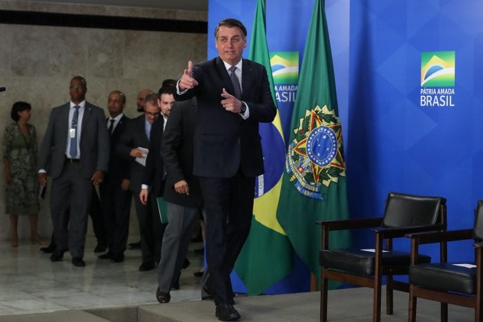 Presidente da República Jair Bolsonaro assina o Decreto que revoga o Horário de Verão - foto de Marcos Corrêa/PR