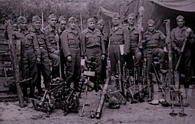 ARMAS CAPTURADAS – Primeiro comandante do 32° Batalhão de Caçadores (atual 23°BI) Tenente Coronel Floriano de Lima Brayner e outros integrantes da FEB com armas capturadas de soldados alemães. Fonte: FGV