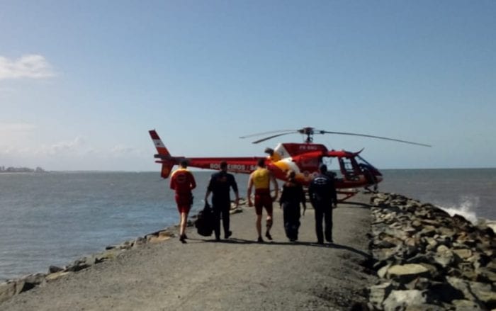 Tripulação do Arcanjo 03 durante resgate em Barra Velha - foto do CBMSC